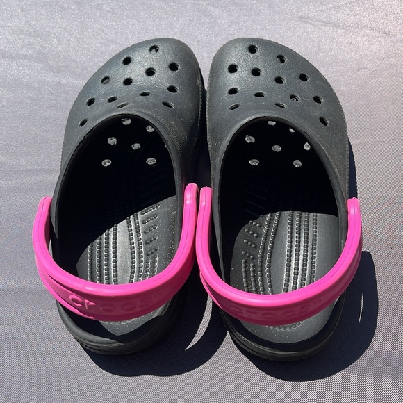 Crocs Pink and Black Mens Sz 4 Woman's Sz 6 GUC - Picture 3 of 6